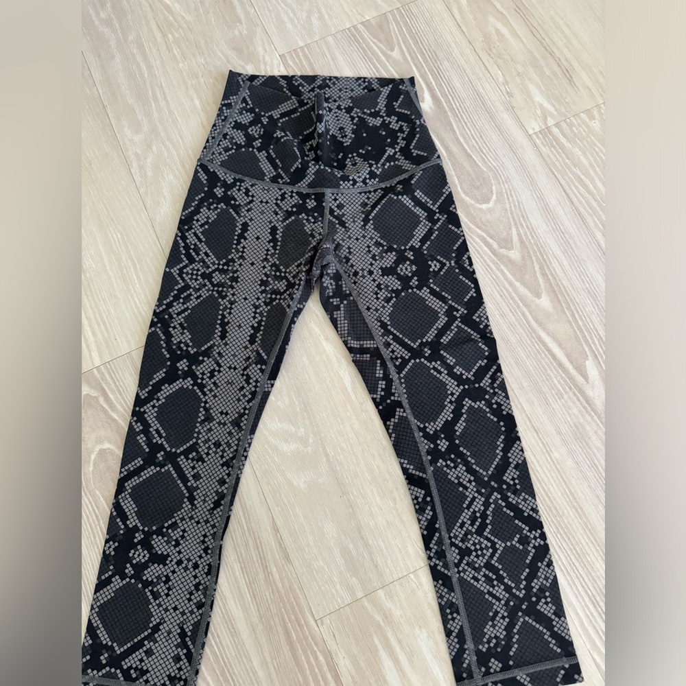 Lululemon Cropped Wunder under leggings size 4